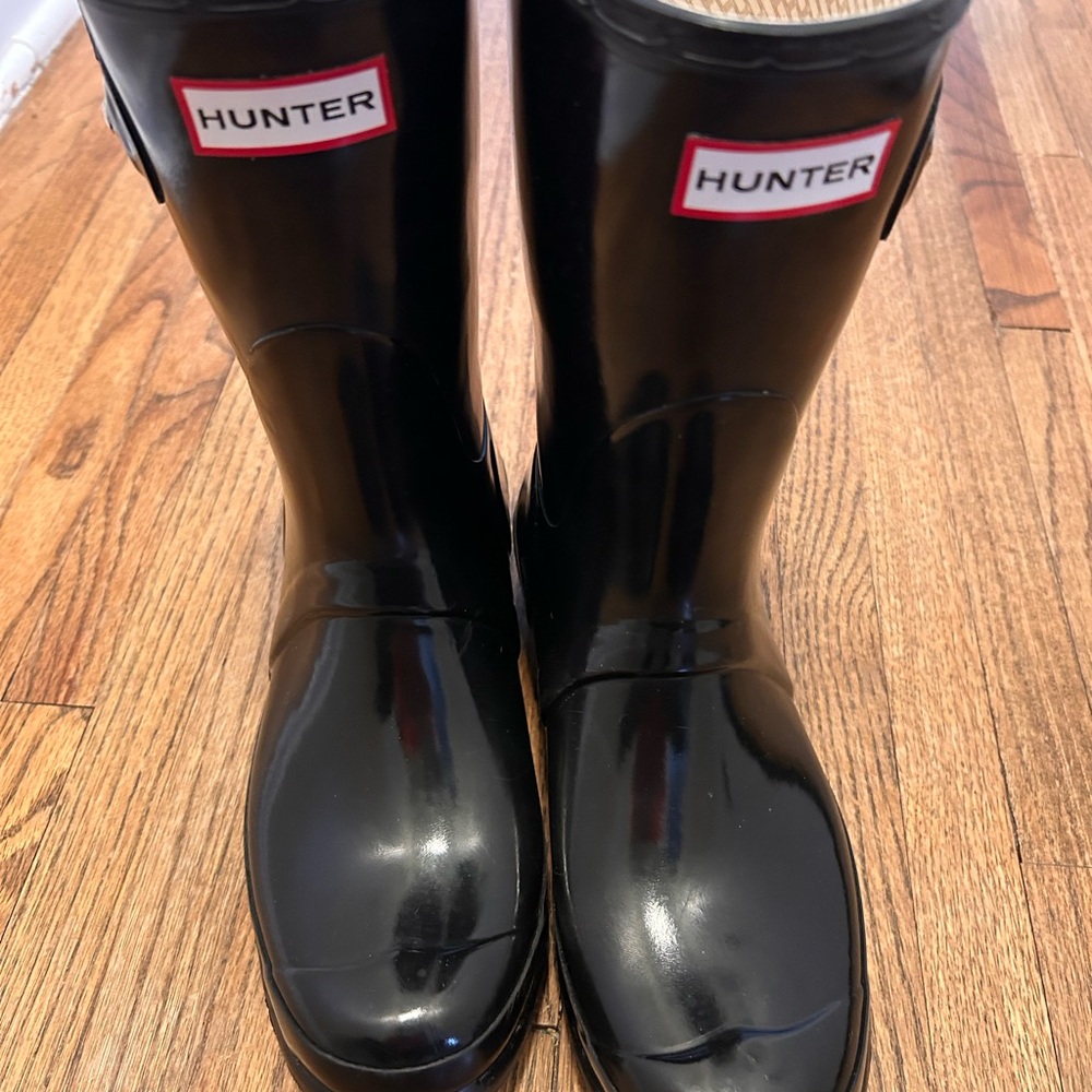 Hunter Black Glossy Rain Boots with Classic Design